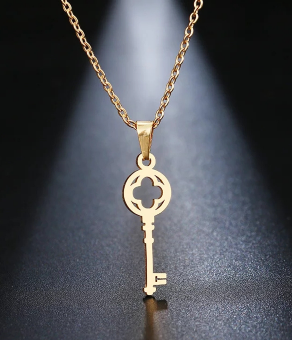 Key Pendant Necklace (1)