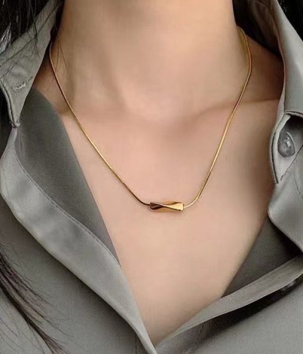 clavicle-bar-necklace